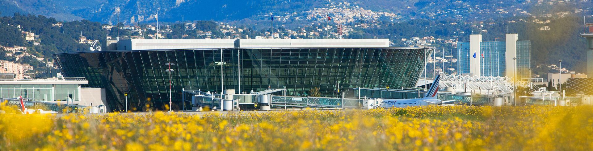Terminal 2 vue c&ocirc;t&eacute; piste fleuri